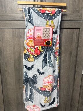 New Strawberry Shortcake Black Bats & Bow Garland Gray Halloween Throw Blanket